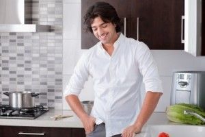 Chico limpiando cocina